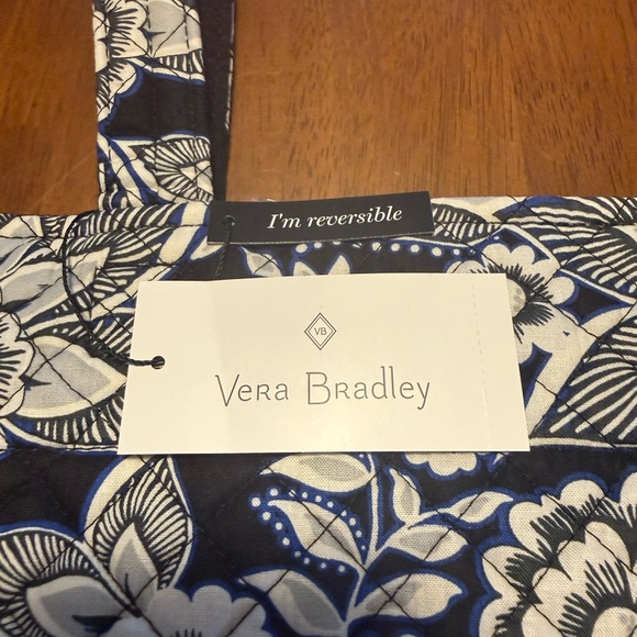 NWT Vera Bradley Grand Extra Large Iconic Reversible Tote in Snow Lotus Pattern - Picture 3 of 8
